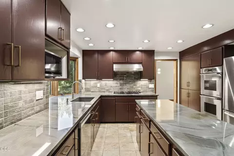 Kitchen - 20398 Big Bear Ct, Bend, OR 97702 photo 4 of 7