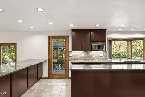 Kitchen - 20398 Big Bear Ct, Bend, OR 97702 photo 5 of 7