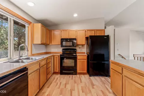 Kitchen - 63552 Boyd Acres Rd, Bend, OR 97701 photo 3 of 4