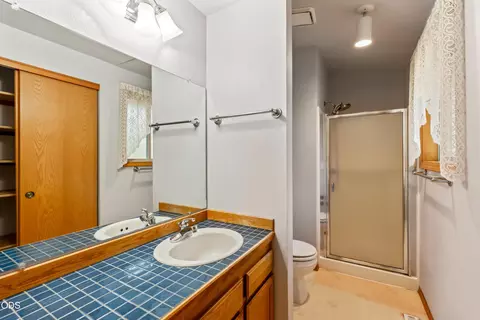 Bath - 63552 Boyd Acres Rd, Bend, OR 97701 photo 1 of 2