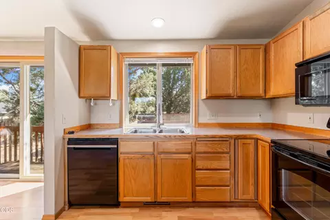 Kitchen - 63552 Boyd Acres Rd, Bend, OR 97701 photo 2 of 4