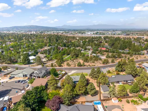 View/Area - 63552 Boyd Acres Rd, Bend, OR 97701 photo 5 of 8