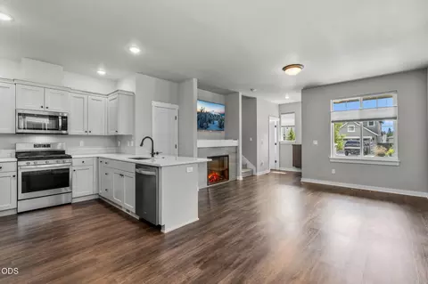 Living - 61624 SE Depot Loop, Bend, OR 97702 photo 5 of 6