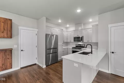 Kitchen - 61624 SE Depot Loop, Bend, OR 97702 photo 1 of 2