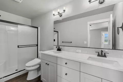 Bath - 61624 SE Depot Loop, Bend, OR 97702 photo 2 of 3