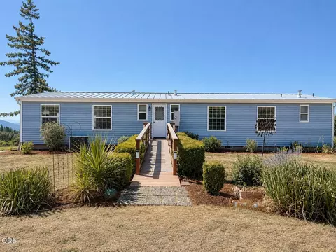 3741 Oak Hill Rd, Roseburg, OR 97470