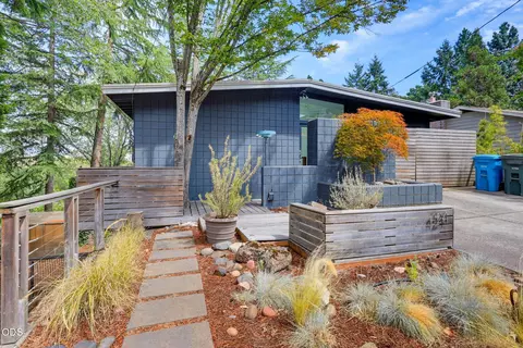 424 Courtney St, Ashland, OR 97520