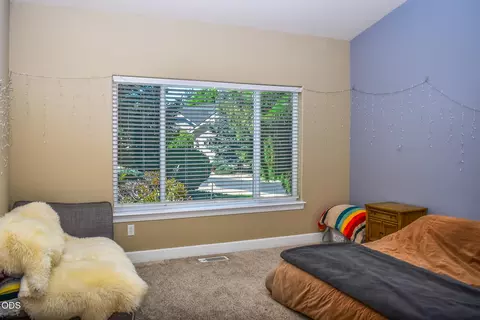 Bedroom - 94 Skyhawk Dr, Eagle Point, OR 97524 photo 1 of 2