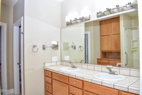Bath - 94 Skyhawk Dr, Eagle Point, OR 97524 photo 1 of 3