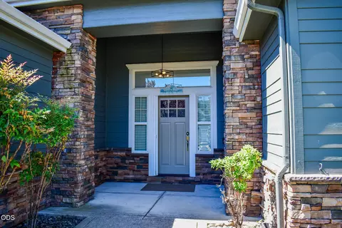 Entry Way - 94 Skyhawk Dr, Eagle Point, OR 97524 photo 2 of 2