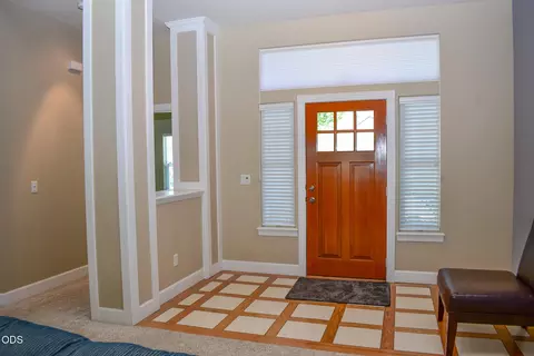 Entry Way - 94 Skyhawk Dr, Eagle Point, OR 97524 photo 1 of 2