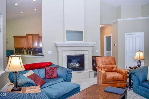 Living - 94 Skyhawk Dr, Eagle Point, OR 97524 photo 2 of 2
