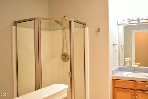 Bath - 94 Skyhawk Dr, Eagle Point, OR 97524 photo 3 of 3