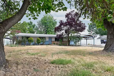 452 W Pine St, Central Point, OR 97502