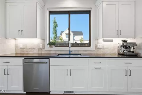 Kitchen - 20498 Murphy Rd, Bend, OR 97702 photo 3 of 8