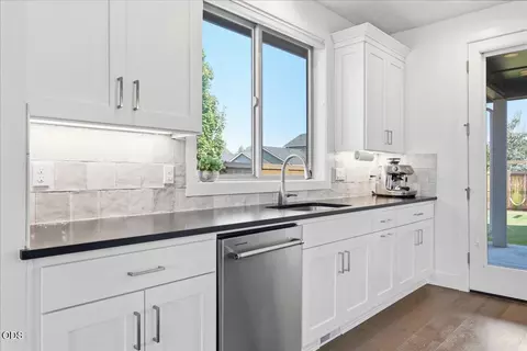 Kitchen - 20498 Murphy Rd, Bend, OR 97702 photo 2 of 8