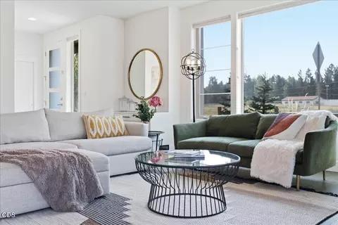 Living - 20498 Murphy Rd, Bend, OR 97702 photo 3 of 3
