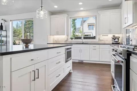 Kitchen - 20498 Murphy Rd, Bend, OR 97702 photo 6 of 8