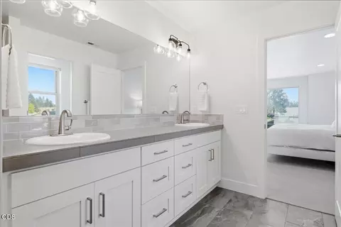 Bath - 20498 Murphy Rd, Bend, OR 97702 photo 3 of 6