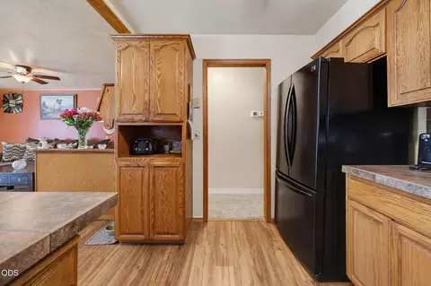 Kitchen - 4184 Evans Creek Rd, Rogue River, OR 97537 photo 3 of 4
