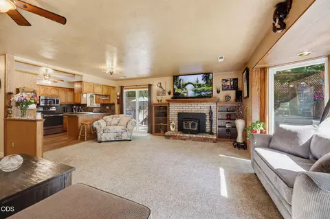 Living - 4184 Evans Creek Rd, Rogue River, OR 97537 photo 2 of 3