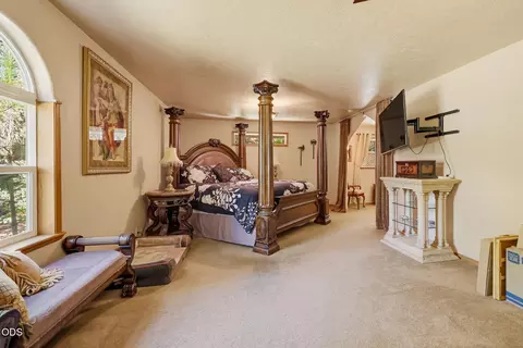 Bedroom - 4184 Evans Creek Rd, Rogue River, OR 97537 photo 3 of 5