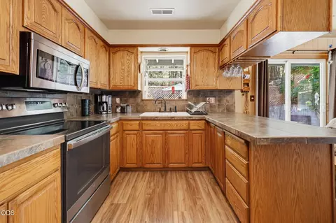 Kitchen - 4184 Evans Creek Rd, Rogue River, OR 97537 photo 2 of 4