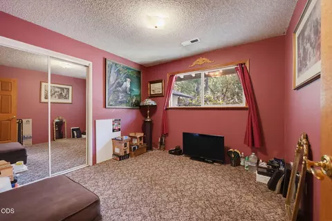 Bedroom - 4184 Evans Creek Rd, Rogue River, OR 97537 photo 4 of 5