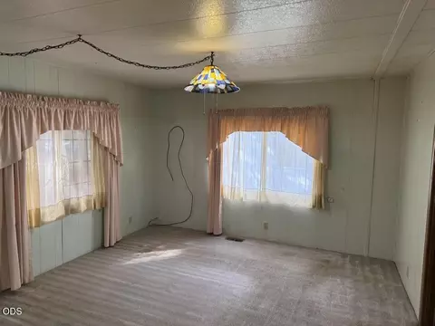 Living - 52720 Wayside Loop, La Pine, OR 97739 photo 3 of 3