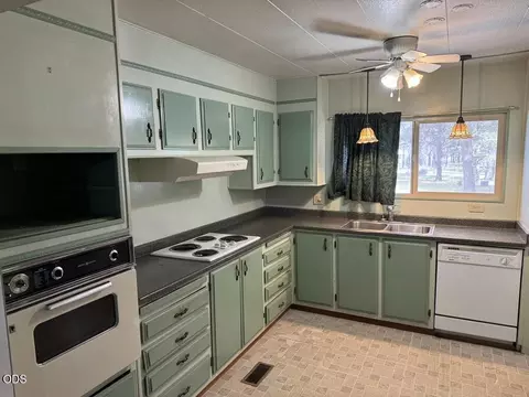 Kitchen - 52720 Wayside Loop, La Pine, OR 97739 photo 2 of 3