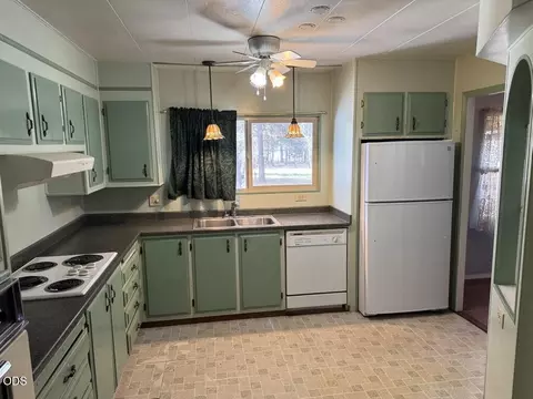 Kitchen - 52720 Wayside Loop, La Pine, OR 97739 photo 1 of 3