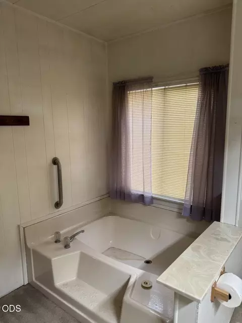 Bath - 52720 Wayside Loop, La Pine, OR 97739 photo 3 of 4