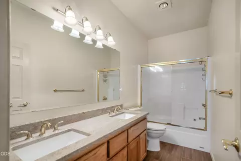 Bath - 1083 SE Shadowood Dr, Bend, OR 97702 photo 4 of 4