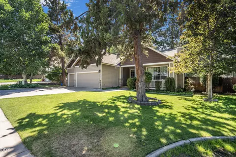 Exterior - 1083 SE Shadowood Dr, Bend, OR 97702 photo 8 of 11