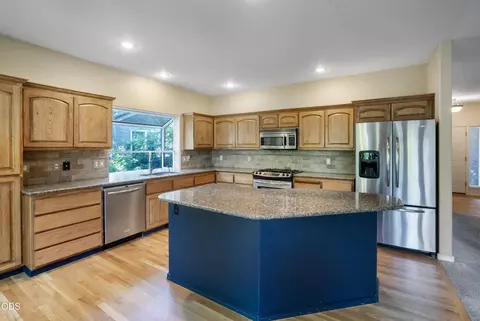 Kitchen - 1083 SE Shadowood Dr, Bend, OR 97702 photo 3 of 4