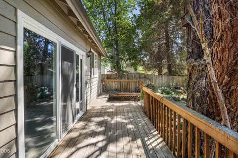 Exterior - 1083 SE Shadowood Dr, Bend, OR 97702 photo 4 of 11