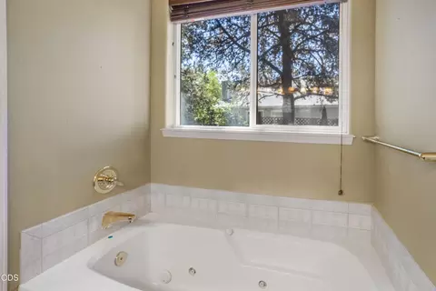 Bath - 1083 SE Shadowood Dr, Bend, OR 97702 photo 2 of 4