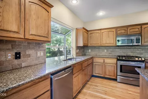 Kitchen - 1083 SE Shadowood Dr, Bend, OR 97702 photo 4 of 4