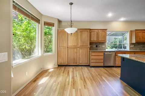 Kitchen - 1083 SE Shadowood Dr, Bend, OR 97702 photo 2 of 4