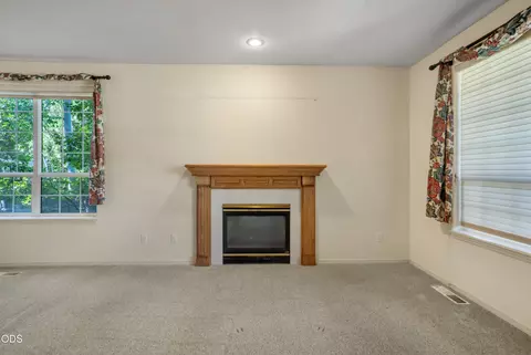 Living - 1083 SE Shadowood Dr, Bend, OR 97702 photo 2 of 4