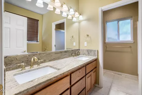 Bath - 1083 SE Shadowood Dr, Bend, OR 97702 photo 1 of 4