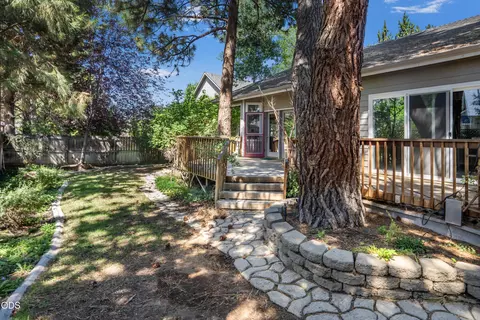 Exterior - 1083 SE Shadowood Dr, Bend, OR 97702 photo 5 of 11