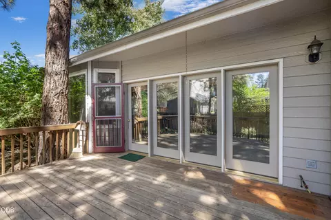 Exterior - 1083 SE Shadowood Dr, Bend, OR 97702 photo 3 of 11