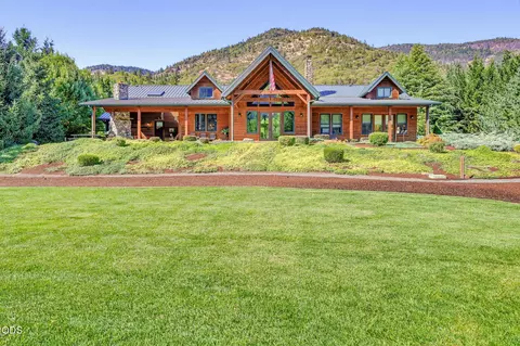 5311 Averill Dr, Grants Pass, OR 97526
