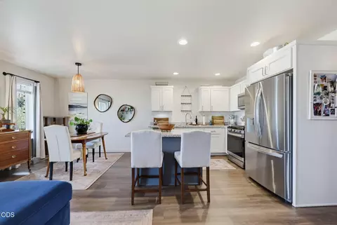 Kitchen - 249 Dano Dr, Phoenix, OR 97535 photo 4 of 4