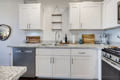 Kitchen - 249 Dano Dr, Phoenix, OR 97535 photo 3 of 4