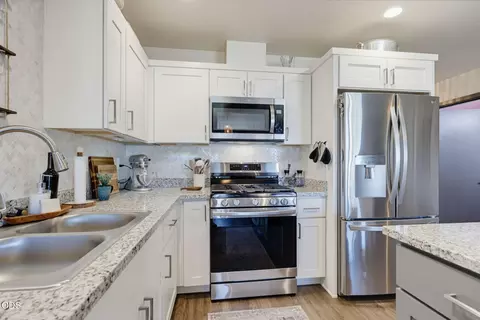 Kitchen - 249 Dano Dr, Phoenix, OR 97535 photo 2 of 4