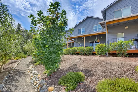 Exterior - 249 Dano Dr, Phoenix, OR 97535 photo 4 of 8