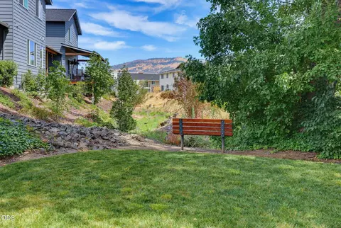 Exterior - 249 Dano Dr, Phoenix, OR 97535 photo 5 of 8