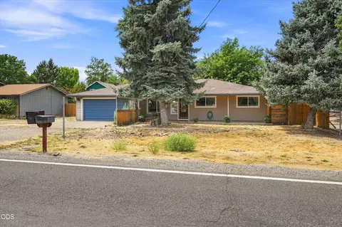 2372 Happy Valley Dr, Medford, OR 97501